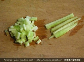 step4: 小黃瓜洗淨後，去皮，分切成小塊狀。