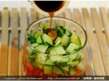 step8: 將祥記紫蘇梅汁直接淋灑在所有<span class="group_1">食材</span>中。