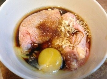 step2: 將雞腿、蛋及部分蒜末放入醃料（醬油1/5杯、米酒少許、糖1匙、太白粉少許），待入味備用。