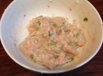 step3: 將蔥、蒜、薑、蛋白放入作法2，以調味料拌勻斟酌調味。