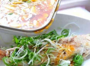 step8: 最後將完成的咖哩麻婆醬汁由魚身上層淋入即完成