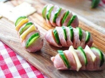 step3: 將切薄片的小黃瓜和小片起司片塞入切開的香腸縫