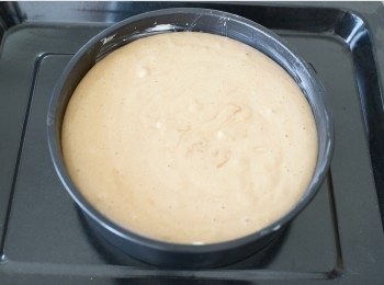 step5: 將蛋糕糊倒入塗有奶油的烤盤內，放入已預熱170度C烤箱，烤約30至35分鐘，再灑上糖霜