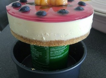 step6: 凝固後用熱布熱敷焗盆側面,下面放上底座等蛋糕自行慢慢脫模。