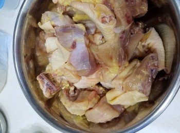 step3: 雞加【<span class="group_2">雞醃料</span>】醃半個鐘。