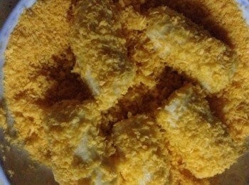 step3: 將裹滿蛋液的香蕉段放入裝有麵包糠的盤裡，一樣也是讓其全部裹滿麵包糠