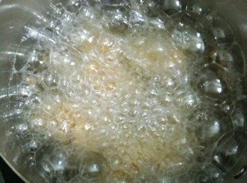 step3: 用180度的油炸約1分30秒後,一度取出,放置約四分鐘後再度第二次油炸約四十秒就完成