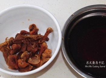step2: 牛肝菌和姬松茸用洗淨，用水浸1小時，取出把水分揸走，放入少許麻油、生抽、酒，蒸5分鐘，浸菇水留用。