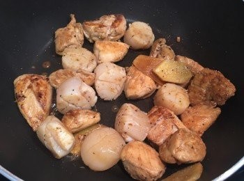 step2: 熱1茶匙油，下薑片爆香，下雞柳煎至金黃色，下帶子快炒，盛起