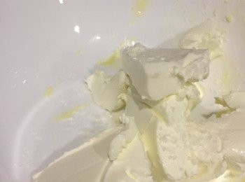 step2: 另量好忌廉芝士和鹽加入牛油混合物。