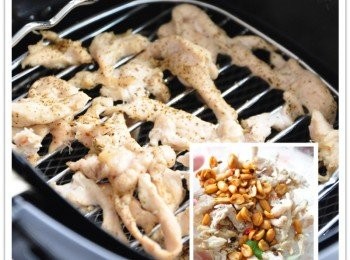 step4: 拉出氣炸籃，取出香噴噴的里肌肉，再與交麻花生粒拌在一起