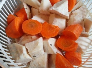 step4: 粉葛可請菜販去皮。紅蘿蔔及粉葛洗淨去皮，切小塊。