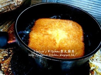 step8: 煲內加入油燒熱 , 放入麵包用慢火慢慢炸至兩面金黃色 , 盛起淋上糖漿即可
