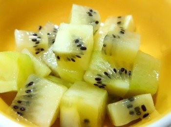 step1: 奇異果切方形備用。