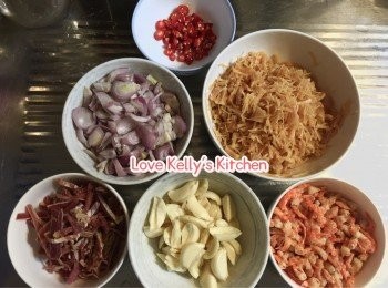 step1: 日本乾貝加入適量米酒(剛好蓋過乾貝就可以)，用蒸爐100度/大火蒸15分鐘，然後撕開一條條備用；