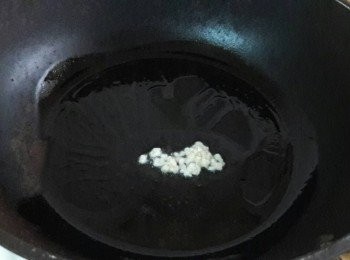 step2: 平底鍋中加入一茶匙油燒熱 , 再加入蒜泥炒香