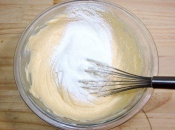 step9: 加入香草籽及過篩的低筋麵粉一起攪拌均勻。