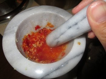 step6: 辣椒醬制作
柠檬1/3只 ,指天椒3根 ,葱頭仔1個，蒜4瓣，姜1小块
把葱頭仔，辣椒，姜分别切成末状，放入碗中，用压蒜器把大蒜压成蒜蓉，调入1/4茶匙盐，然后挤入柠檬汁，搅拌均匀后，浇上一勺鸡汤辣椒醬就做好了。