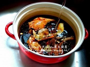 step5: 加入滷水料 , 冰糖 , <span class="group_2">調味料</span>及水(水的份量蓋過鴨腿即可)