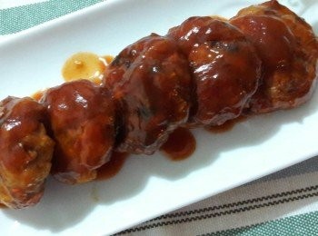 step12: 平底鍋加一茶匙油燒熱 , 倒入醬汁煮熱後 , 把烤好的肉餅加入 , 煮5分鐘 , 待肉餅完全沾滿醬並入味即可