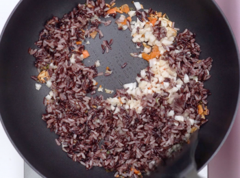 step7: 加入煮熟好的金鳳初發芽糙米及金鳳初發芽黑米