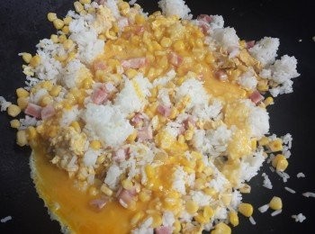 step3: 再將餘下的蛋汁在鑊邊加入後，炒勻讓每粒飯都有蛋汁包裹。