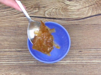 step3: 準備醬汁，水及柚子醬勻均，備用。