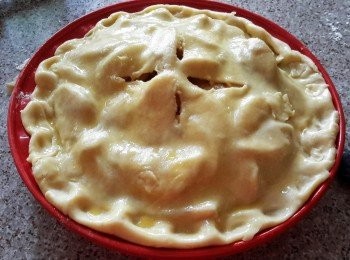 step6: 在派表面塗上蛋水（蛋+1湯匙水），在中間用刀四下，再在表面灑上白砂糖