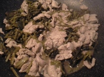 step3: 改中小火，加入雪菜混合一起炒。