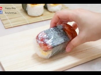 step12: 用紫菜將飯糰包好，多餘的收在底部，完成！