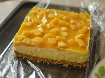 step8: 用熱毛巾圍著慕斯圈一會，方便脫模。用鋒利的刀浸在熱水內，抹乾，然後切件，再重覆浸入熱水， 這樣更容易切件