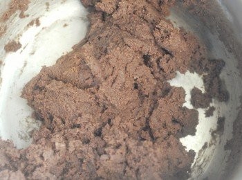 step4: 加一隻蛋拌勻，然後分三次倒入[步驟二]的麵粉，徹底拌勻