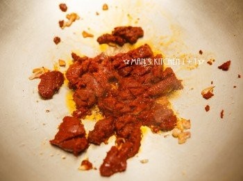 step1: 首先將紅蔥頭下鍋爆香後，倒入紅咖哩醬炒香。