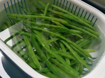 step2: 放進滾水中煮2分鐘，撈起過冷河