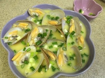 step5: 將蛋汁倒入花甲中，可以將蔥花再鋪面作點綴