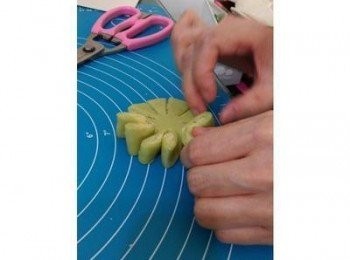 step12: 12造型二:用剪刀剪成10-12片，每兩片分向左右翻開，排入烤盤 
•