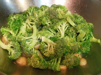 step2: 加水再放入洗淨切好的青花菜蓋上鍋蓋微燜至9分熟