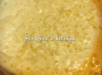 step3: 慢慢煮至西米槳濃稠，熄火稍放涼2分鐘，開火邊倒入蛋液邊搞拌至均勻。