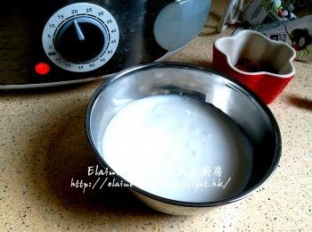 step6: 盛起斑蘭葉去掉 , 將椰汁盛起備用