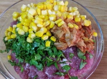 step2: 泡菜切碎後把汁擠出 ; 香菜洗淨後切碎 ; 然後和香菜一起加入絞肉中