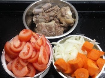 step2: 蕃茄洗淨切細件，洋蔥切細條，甘荀削皮切細件