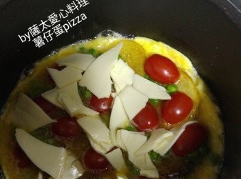 step3: 放入所有材料，加蓋细火焗至蛋
凝固。