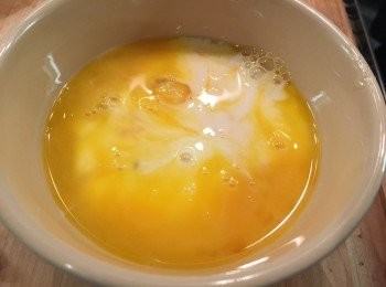 step8: 將雞蛋打散，加入牛奶和少許鹽拌勻成蛋漿。