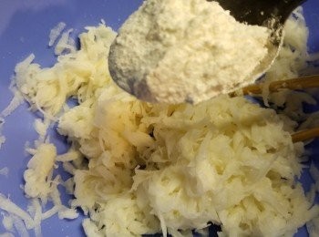 step5: 再加入35g中筋麵粉拌勻(中筋麵粉是一半高筋粉一半低筋粉)