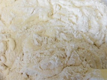 step2: 普通麵粉分三次加入雞蛋糊，輕輕攪拌幾下