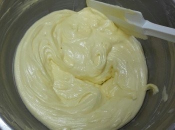 step1: 先用打旦器將牛油打開，加入已過篩的糖霜打勻至見不到粉粒便收手