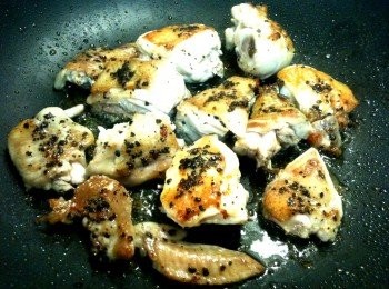 step4: 待雞皮煎到恰恰的狀態（焦黃色）時，翻面續煎，淋上米酒，再蓋上鍋蓋。待肉煎熟後，打開鍋蓋1分鐘（讓酒精揮發），香氣十足的馬告香料雞完成囉。