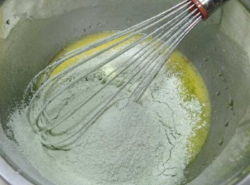 step3: 篩入低筋粉和抹茶粉。
