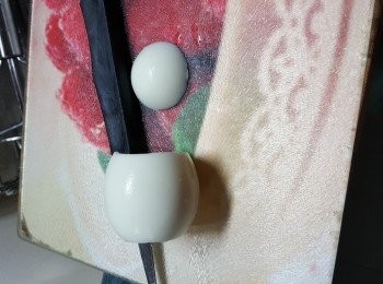 step5: 雞蛋蒸熟後,用凍水浸凍,去穀,先切少許尖部份留起,再將圓部份切少少,待雞蛋可以坐