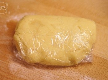 step4: 用保鮮紙包好後, 放入冰格1小時
